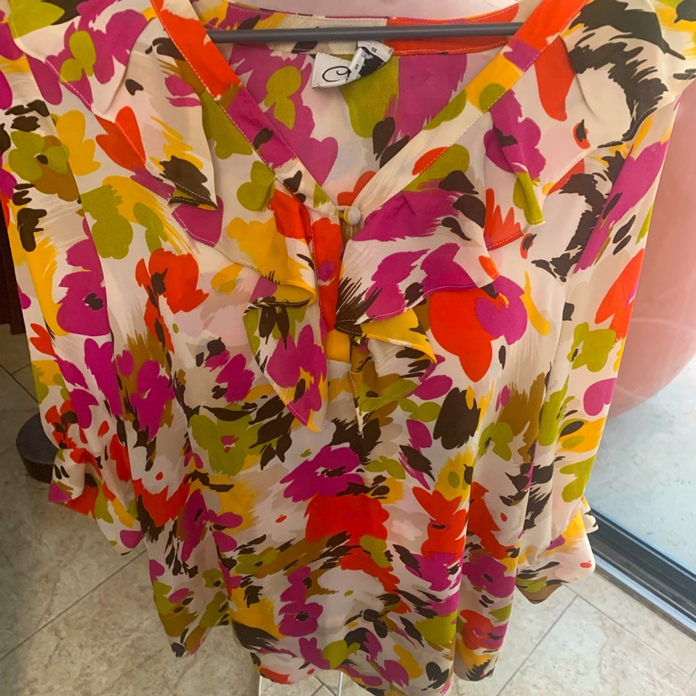 Floral Print like New Top with Ruffle Accent